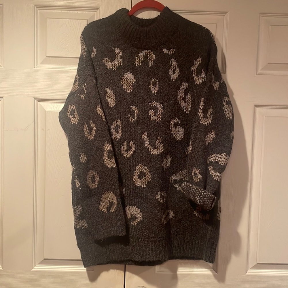 Cozy Gray Cheetah Knit Sweater in L